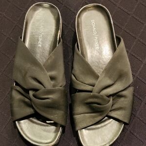 Donald J. Pliner Black Sandals with Open Toe Design